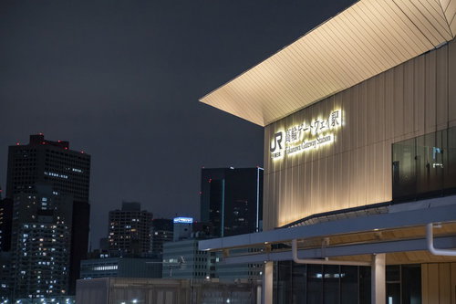 ライトアップされた高輪ゲートウェイ駅の夜景