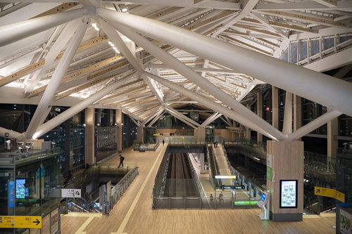 夜間の高輪ゲートウェイ駅構内、木材の屋根と梁