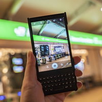 スマートフォン越しに見る高輪ゲートウェイ駅の改札の写真