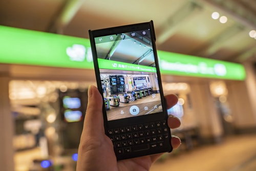 スマートフォン越しに見る高輪ゲートウェイ駅の改札