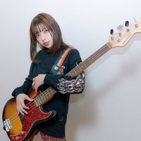 自慢のベースを抱きしめるけいおん女子ミュージシャンの写真