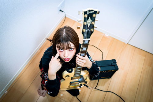 メッセージ性の何かを残したくて系アー写、エレキギターを構える女性ミュージシャン