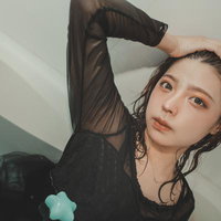 リラックスした表情で髪をかきあげる湯上がり女性の写真