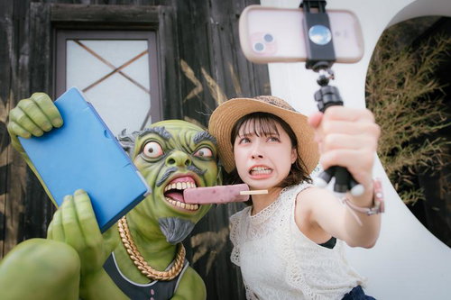 妖怪「小豆洗い」のあずきバーとツーショット