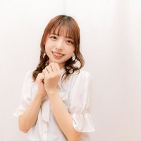 ファンに満面の笑みで対応するアイドルの握手会の写真