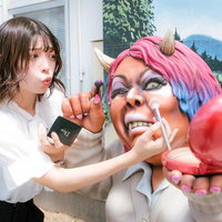 ギャルメイク中の山姥にメイクを施すヘアメイク女子の写真