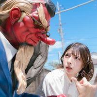 クライアントの天狗と白昼に妖怪ベンチで打合せする女性の写真