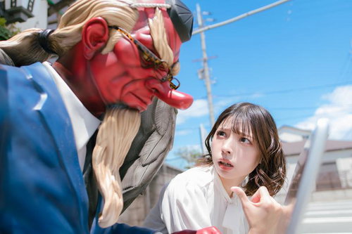 クライアントの天狗と白昼に妖怪ベンチで打合せする女性