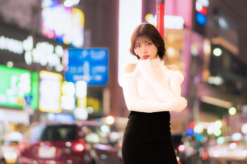 都会の繁華街でネオン輝く夜のナイトポートレート