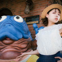 海の漢こと海坊主さんと麦わら帽子姿の女性の写真