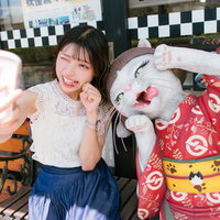 猫またの妖怪ベンチで女性が自撮りする仲良しツーショットの写真