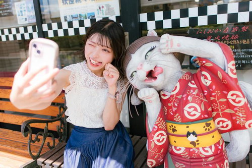 猫またの妖怪ベンチで女性が自撮りする仲良しツーショット