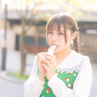 散歩中に食べ歩きするお団子ハムッ！観光地の露店で購入の写真