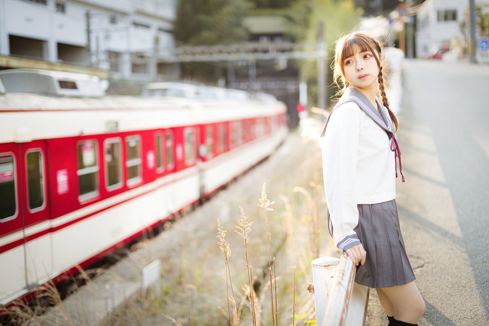 セーラー服の女子高生と神戸電鉄有馬線［モデル：高尾実生］