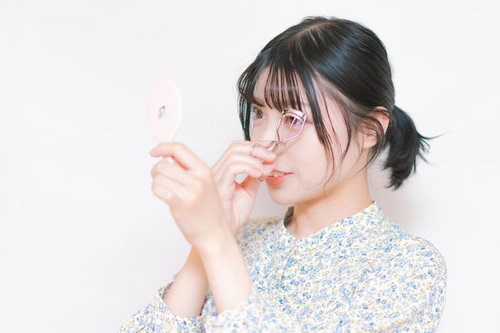 ビューラーで目を大きくするメイクテクニック、眼鏡をかけた女性の横顔
