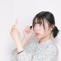 マスカラを塗るビューティーハック、ビューラーを使った目元メイクの写真