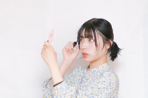 マスカラを塗るビューティーハック、ビューラーを使った目元メイク