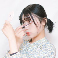マスカラを塗るアイメイクテクニック、目元メイクの正しい方法の写真
