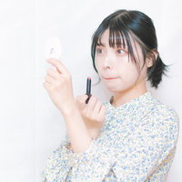 口紅とグロスを使った唇を際立たせるメイクアップの秘密の写真