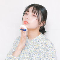 パフを使った唇のメイク、コスメで化粧する基本の写真