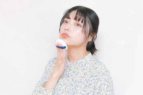 パフを使った唇のメイク、コスメで化粧する基本