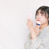 パフを使ったリップメイクの仕上げテクニックの写真