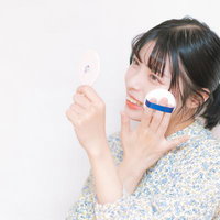妊娠検査薬を持つ女性の写真