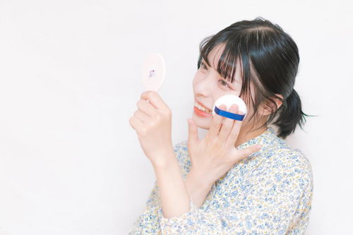 妊娠検査薬を持つ女性