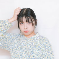 頭痛で機嫌が悪い女性の写真