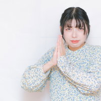 両手を合わせて懇願する女性のポートレートの写真