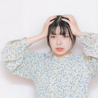 予定を忘れて頭を抱える絶望的に落ち込む女性の写真