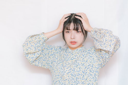 予定を忘れて頭を抱える絶望的に落ち込む女性