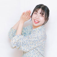 ハッピーで埋め尽くす笑顔の嫁、花柄ブラウスで両手を上げたポーズの写真