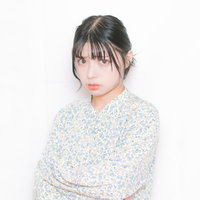 不機嫌な表情で睨む女性のポートレートの写真
