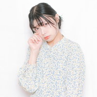 眼鏡をかけて考え込む悲しい表情の女性、ストレスと不安の写真