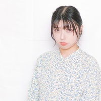 室内で我慢の限界を迎えた女性の写真