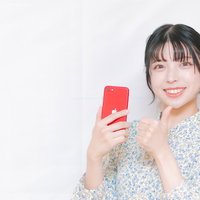 「スマホで簡単登録！」風の女性の写真