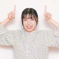 角を生やして怒っているとみせかけて上を指差す笑顔の嫁の写真