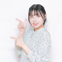 左側の広告を指でさす女性のポートレートの写真