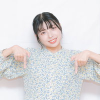 オススメは下からどうぞと指をさす女性の案内ポーズの写真