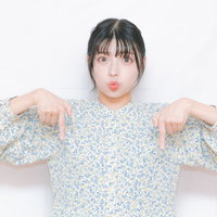 両手で下の広告を指さして「驚きの●●●です！」風の写真