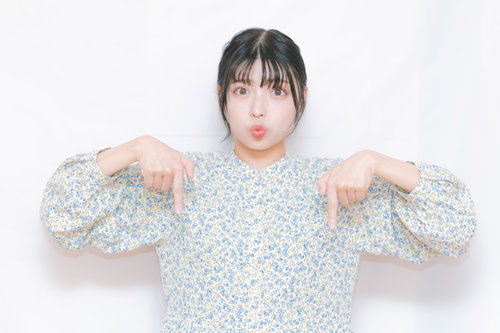 今ならお得！キャンペーンを案内する指さし女性