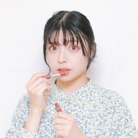 ティントリップを唇に塗る女性のメイクの写真