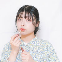 リップを塗る女性の写真