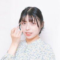 眉ペンで理想の眉毛を描く女性のメイクアップの写真