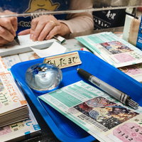 宝くじ売り場で年末ジャンボを購入する手の瞬間の写真