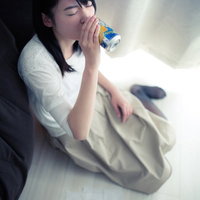 お酒の力を借りる失恋女子、缶酎ハイを片手に泥酔する女性の写真