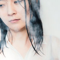 服のままシャワーを浴びる失恋女子の横顔ポートレートの写真