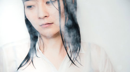 服のままシャワーを浴びる失恋女子の横顔ポートレート