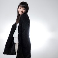 黒髪ロングヘアで笑顔に振り返る女性のポートレートの写真